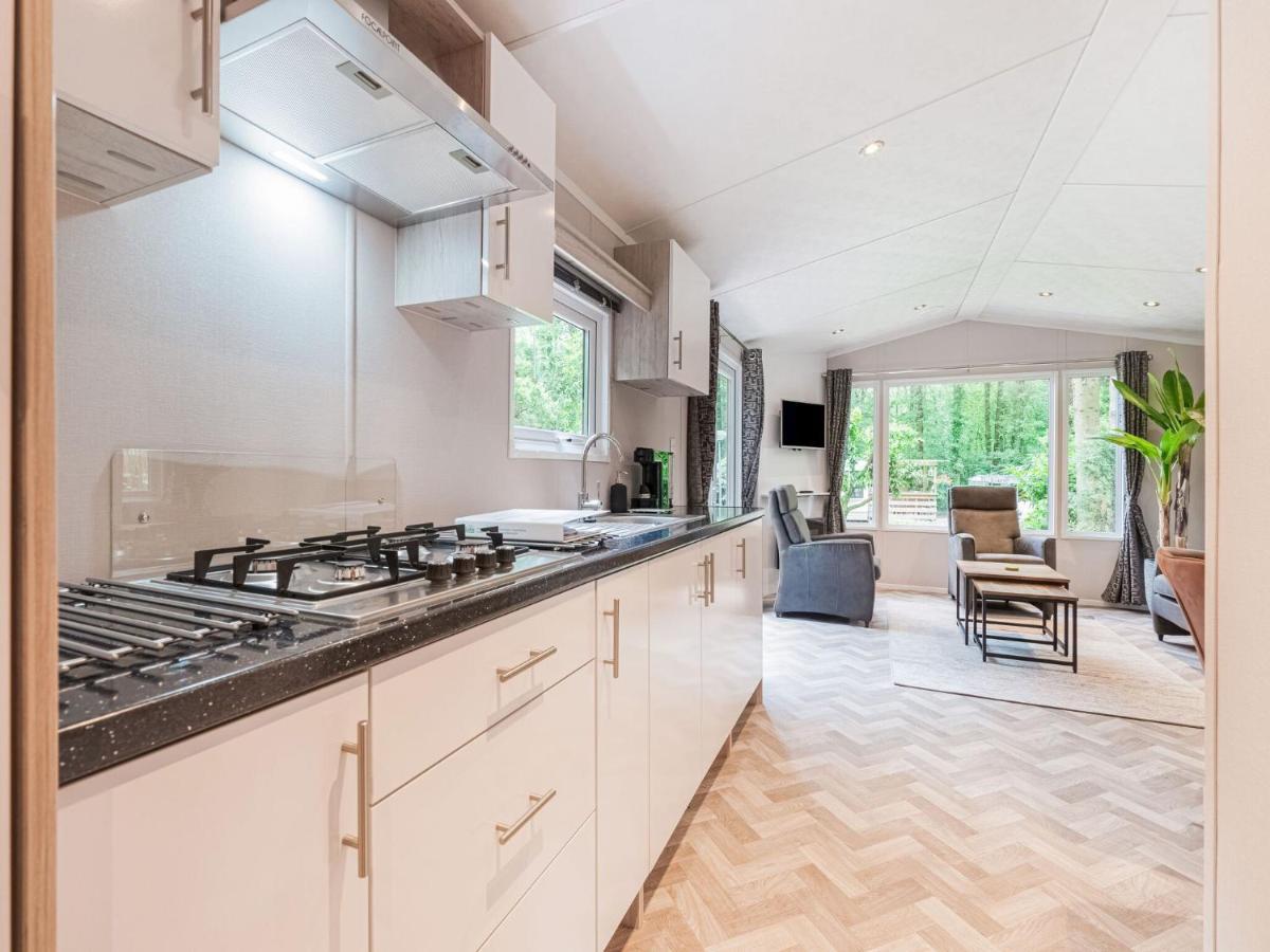 Beautiful Chalet In The Woods With A Shared Pool Vledder المظهر الخارجي الصورة